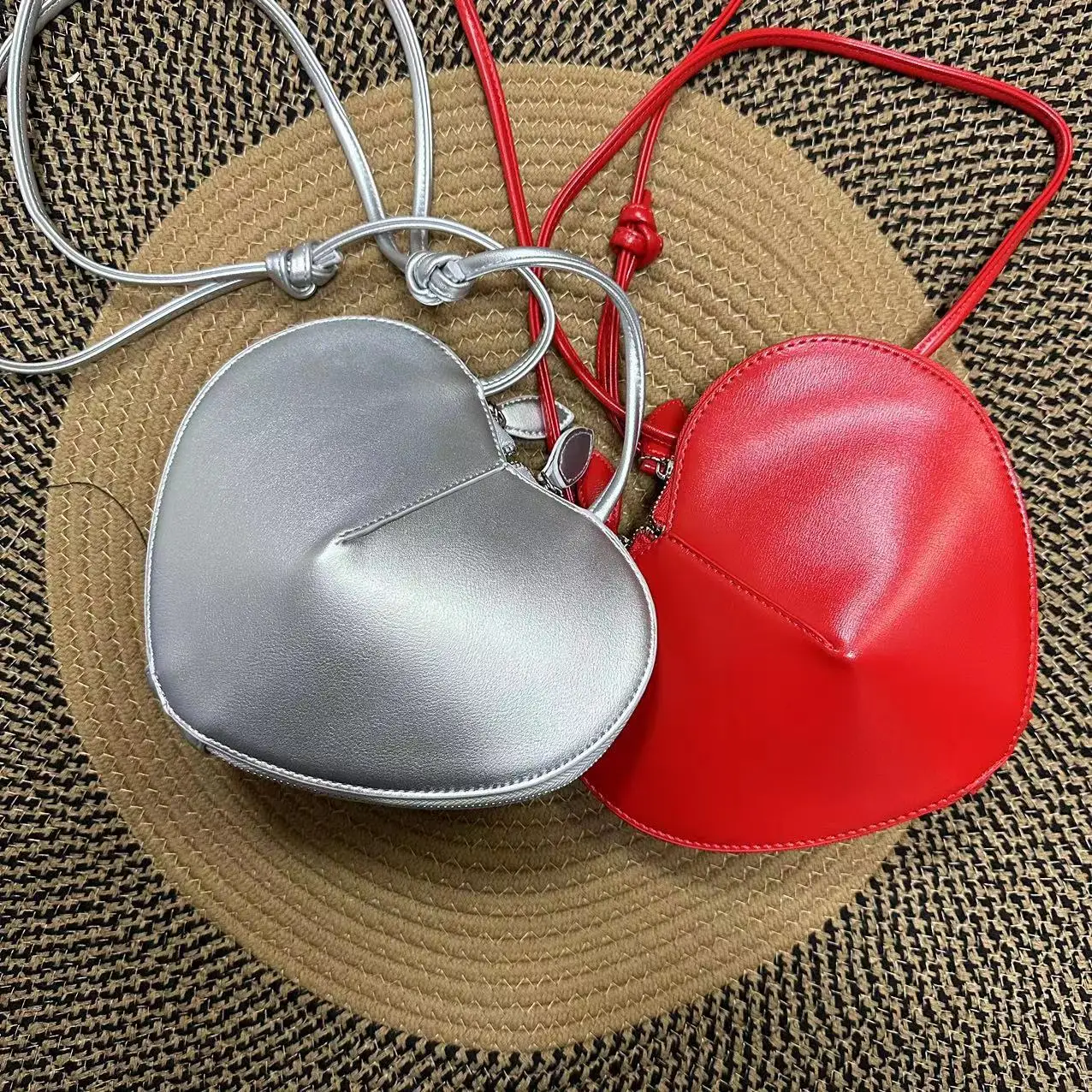 Дизайнерски Червена дамска чанта във формата на сърца, модерна чанта през рамо, лесна и универсална чанта във формата на миди Изображение 0