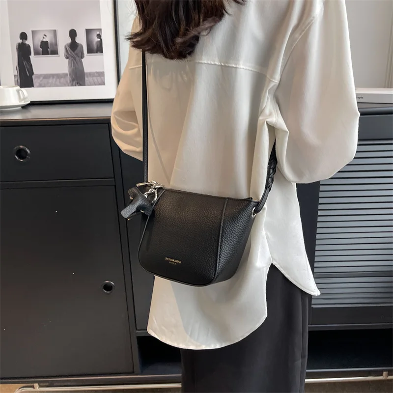 Нова Дамска чанта Корейското издание 2023, Лятна Проста и модерна чанта през рамо, модерна чанта-кофа за вода Изображение 1