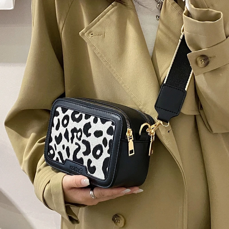 Популярната Малка квадратна чанта 2023 Нова Лятна дамска чанта С широк пагон, чанти през рамо с леопардовым модел Изображение 1